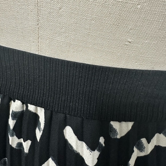 H&M Animal Print Pleated Skirt. Size 6. - Picture 3 of 6